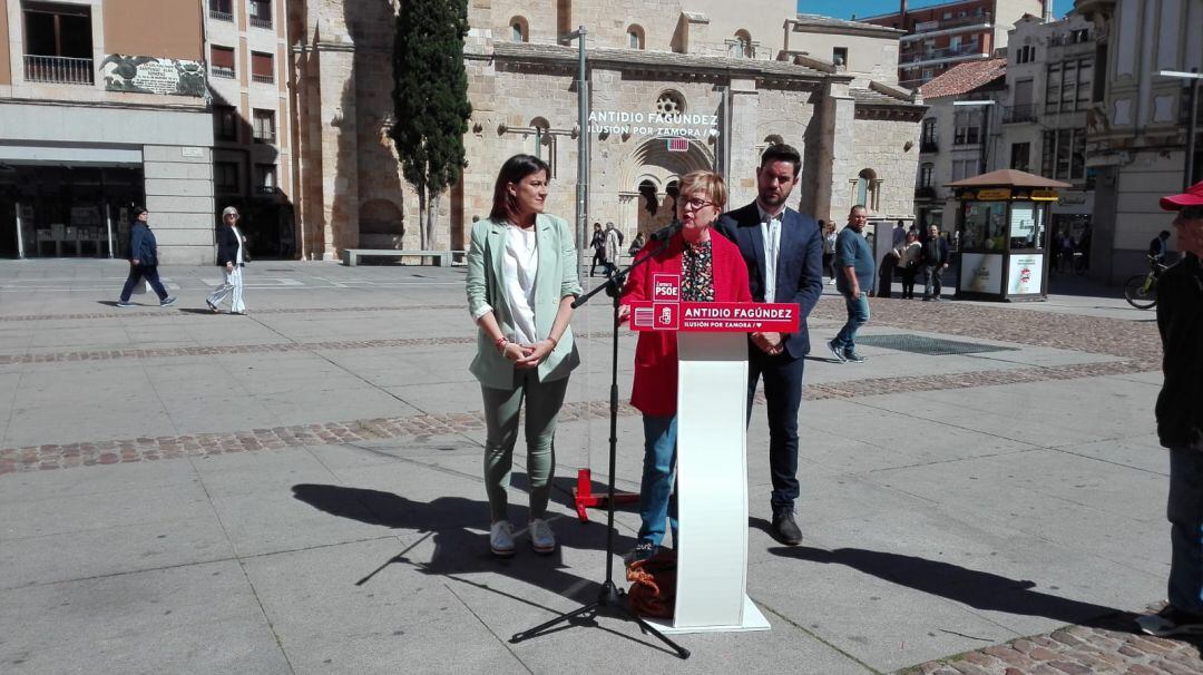 Isaura Leal flanqueda por Ana Sánchez y Antidio Fagúndez