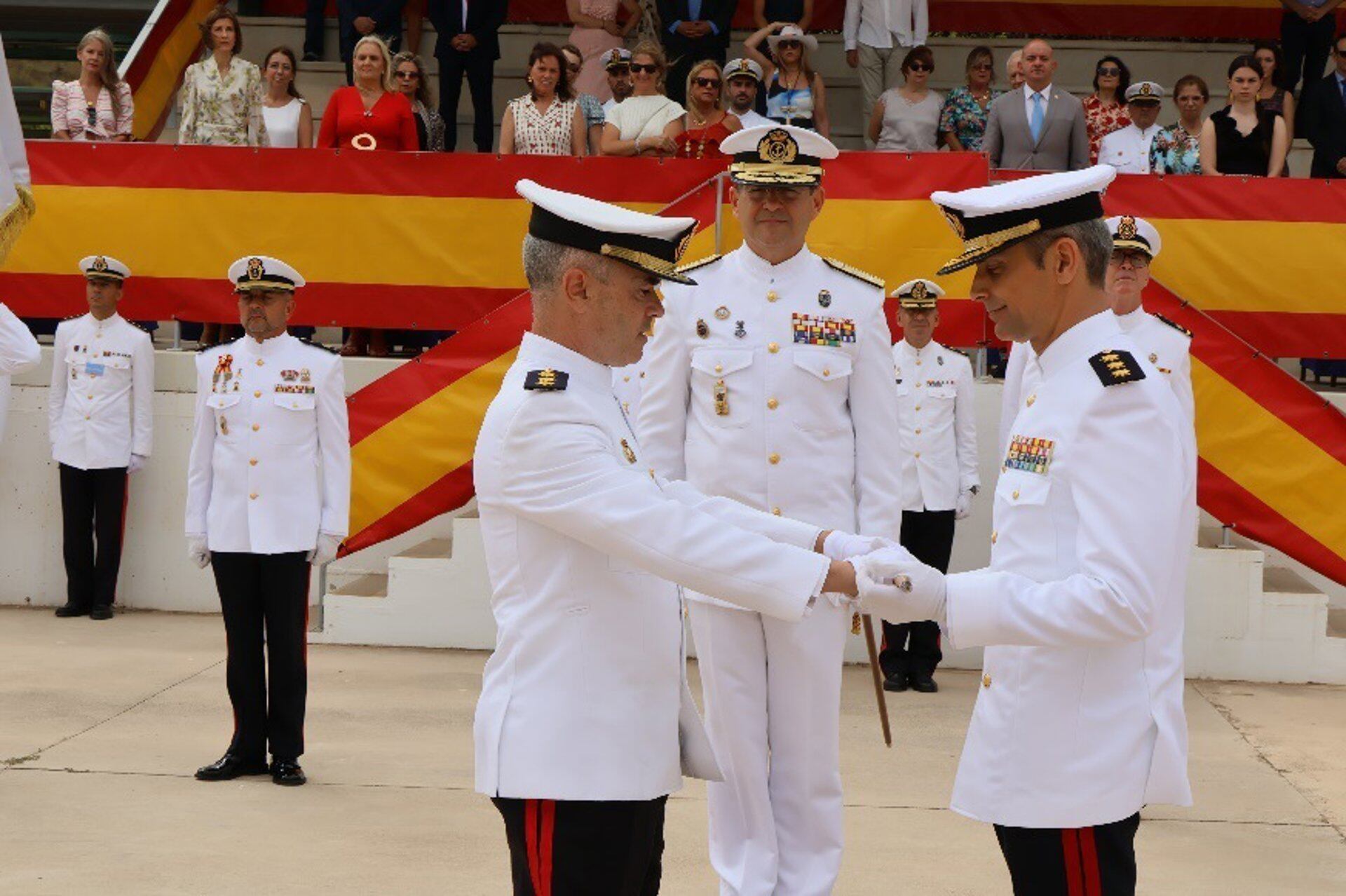 El Col. Morales (izq.) entrega el bastón de Mando al Col. Carbonero (dcha.) ante el Director de Enseñanza Naval