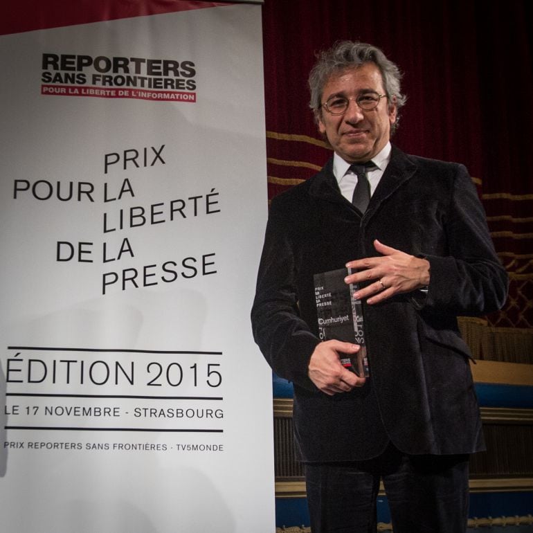 Can Dündar, editor del periódico de centro-izquierda Çumhuriyet, recibió en 2015 el premio a la libertad de prensa de Reporteros sin Fronteras. Al año siguiente fue finalista del Premio Sajarov 2016, que otorga el Parlamento Europeo a quienes luchan por l