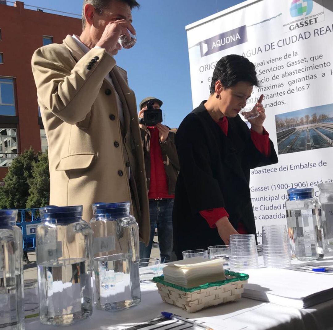 Pilar Zamora junto a Antonio García, gerente de la empresa Aquona en Ciudad Real en una de las actividades del Día Mundial del Agua