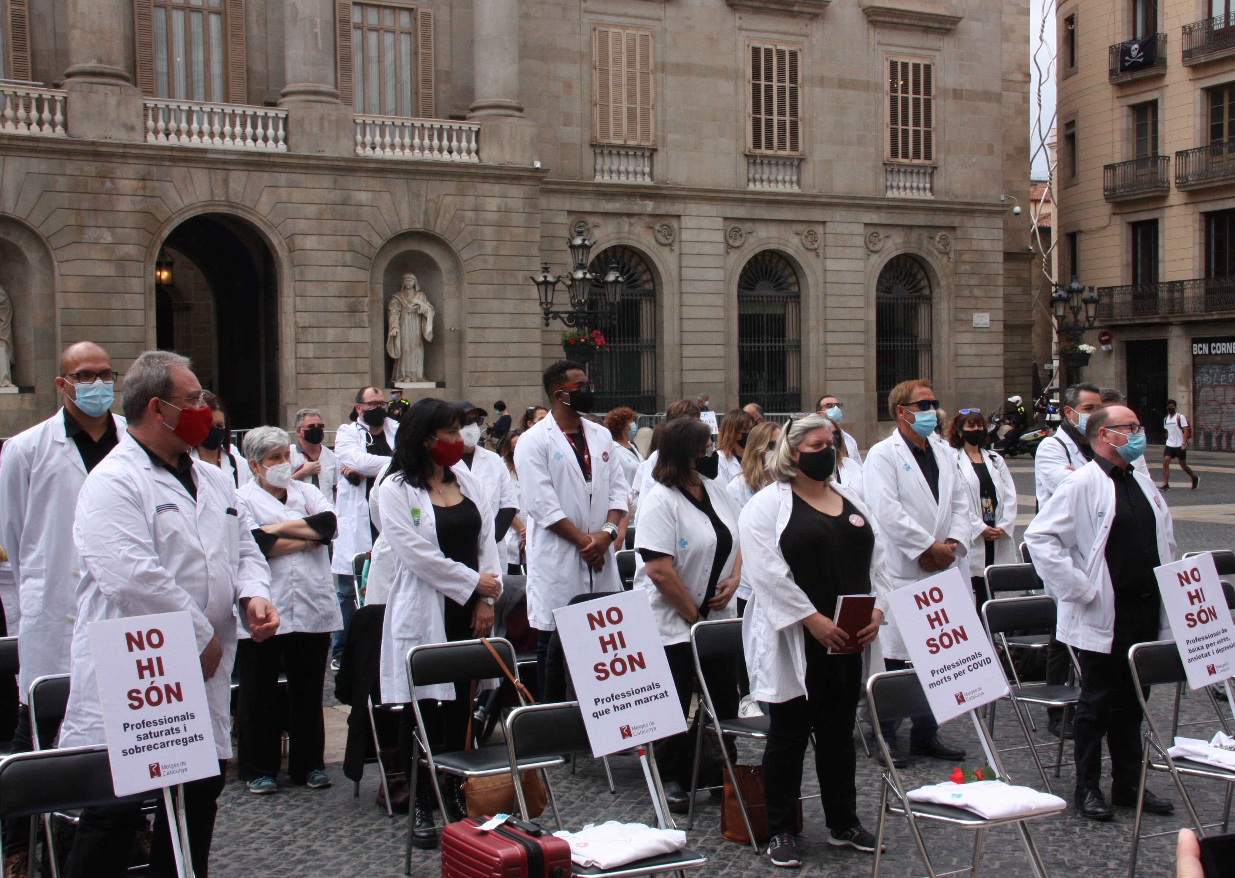 Pla mitjà dels metges de peu a la concentració organitzada per Metges de Catalunya a la Plaça de Sant Jaume per reivindicar la dignificació de la medicina familiar i comunitària. Imatge del 19 de maig de 2021 (Horitzontal)