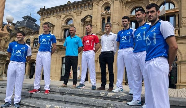 Zabaleta, Mariezkurriena, el concejal Ibabe, Laso, Güembe(Caixabank)Altuna, Albisu y Ezkurdia posan en las escalintas del ayuntamiento de Donostia
