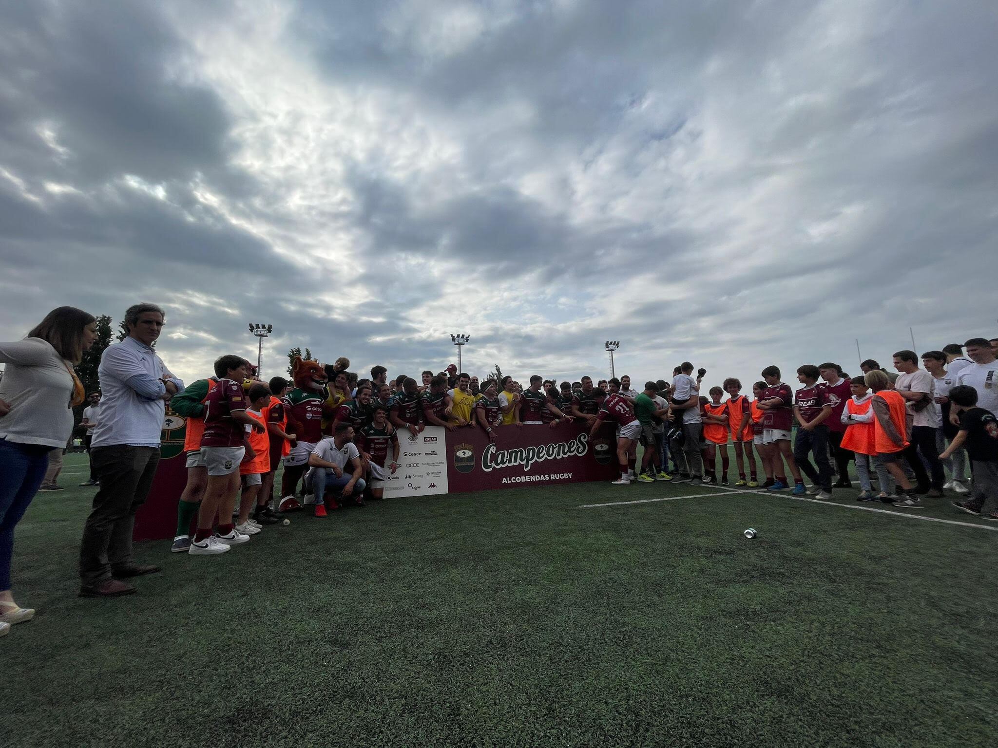 El Alcobendas Rugby celebra el ascenso a División de Honor con su afición