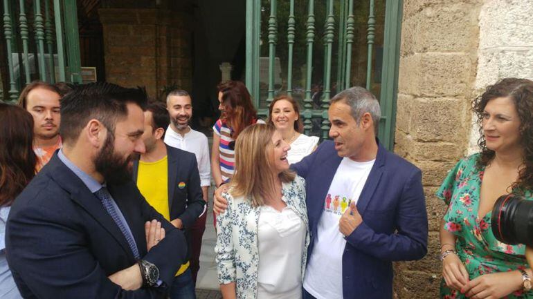 El nuevo subdelegado del Gobierno en Cádiz, José Pacheco, saluda a la secretaria provincial del PSOE, Irene García