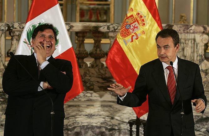 El presidente Zapatero junto a Alan García, su homólogo peruano