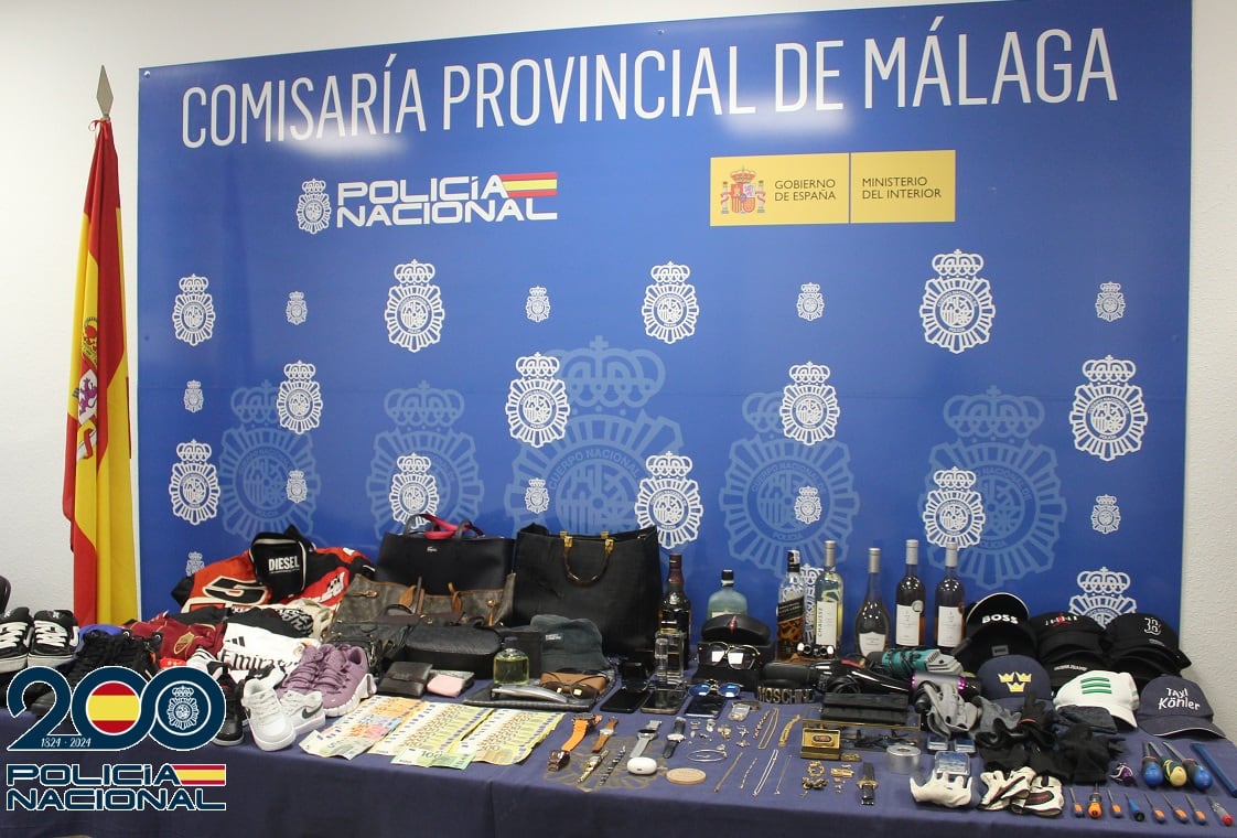 La investigación, llevada a cabo por agentes adscritos al Grupo de Robos de la Comisaría Provincial de Málaga, comenzó el pasado mes de octubre tras detectarse la presencia de un grupo criminal de carácter itinerante dedicado a la consumación de robos con fuerza en viviendas habitadas.