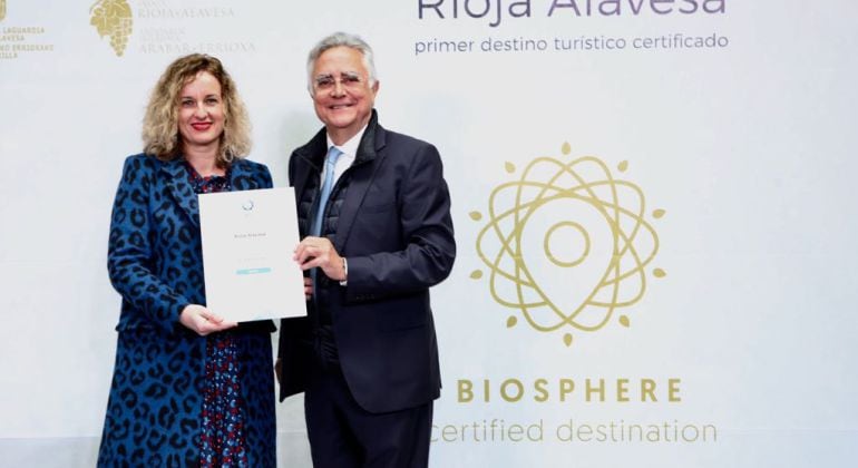 La Diputada Cristina Gonzalez recibe el premio &quot;Biosphere&quot;  del presidente del Instituto de Turismo Responsable (ITR), Tomás Azcárate