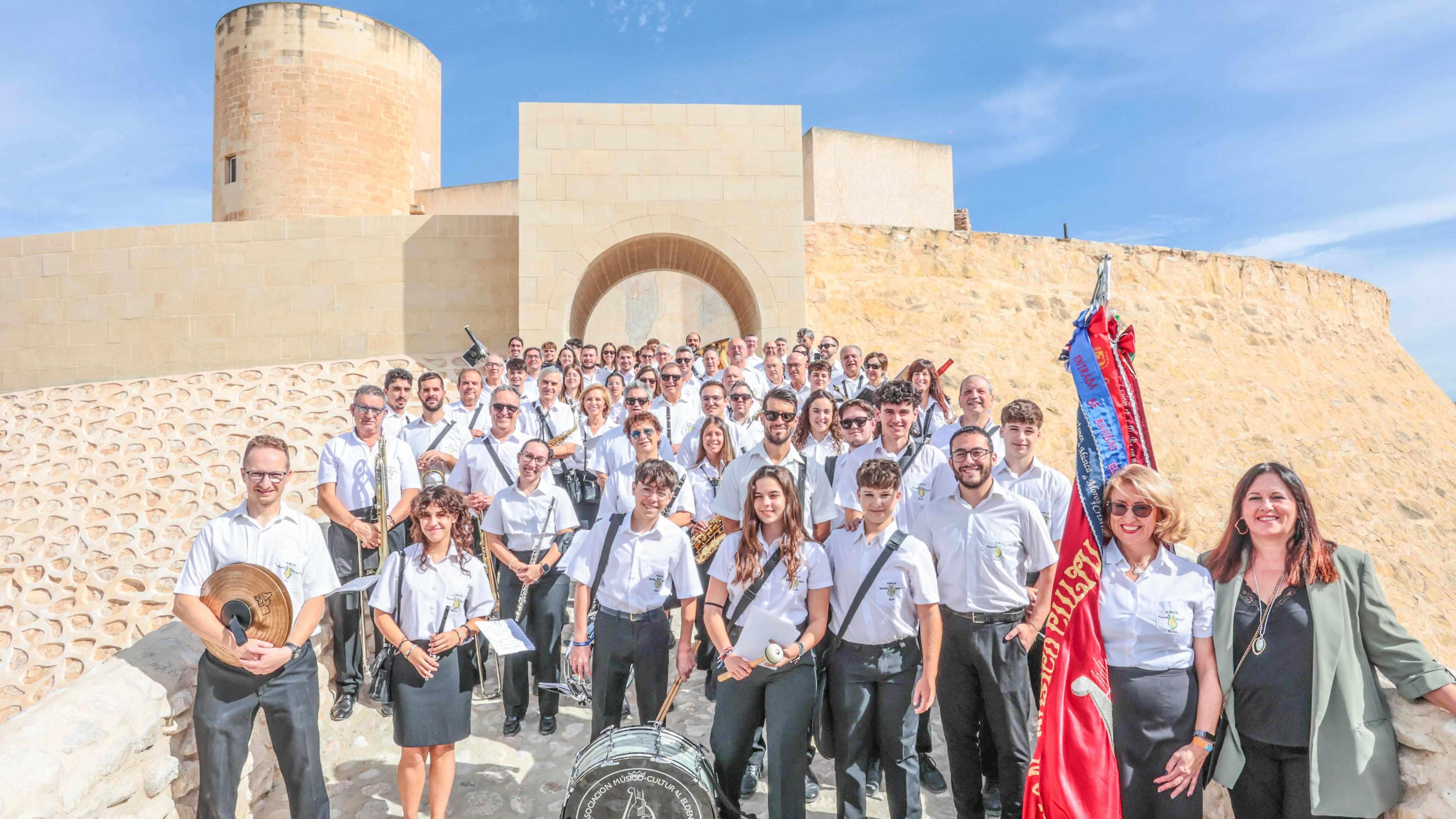 La AMCE Santa Cecilia de Elda a las puertas del castillo