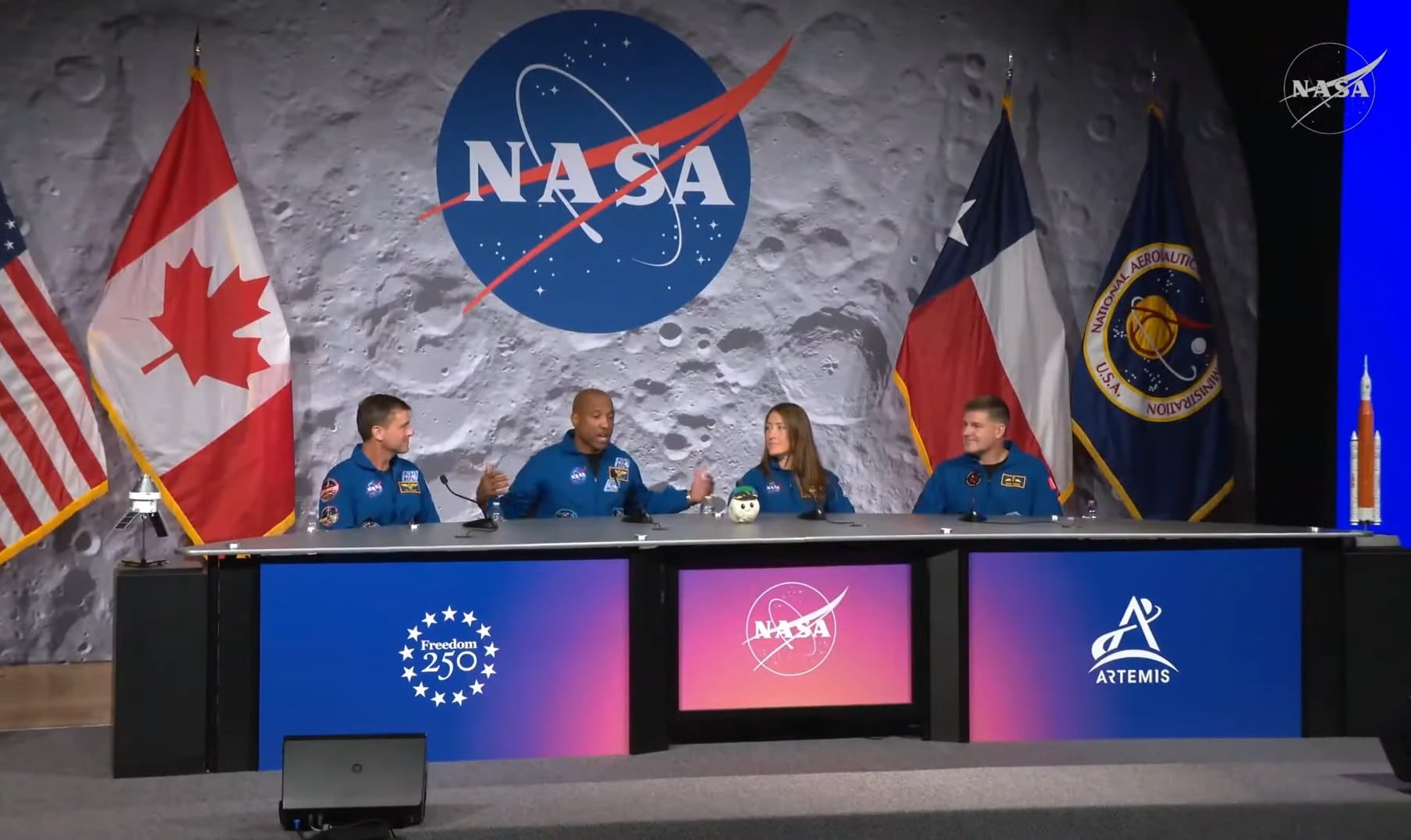 AME4180. BOGOTÁ (COLOMBIA), 16/04/2026.- Captura de video tomada de una transmisión de la NASA de la tripulación de la misión Artemis II, desde la izquierda,  Reid Wiseman, Victor Glover, Christina Koch y Jeremy Hansen durante una rueda de prensa este jueves, desde Houston (EE.UU.). EFE/ NASA /SOLO USO EDITORIAL/ SOLO DISPONIBLE PARA ILUSTRAR LA NOTICIA QUE ACOMPAÑA (CRÉDITO OBLIGATORIO)