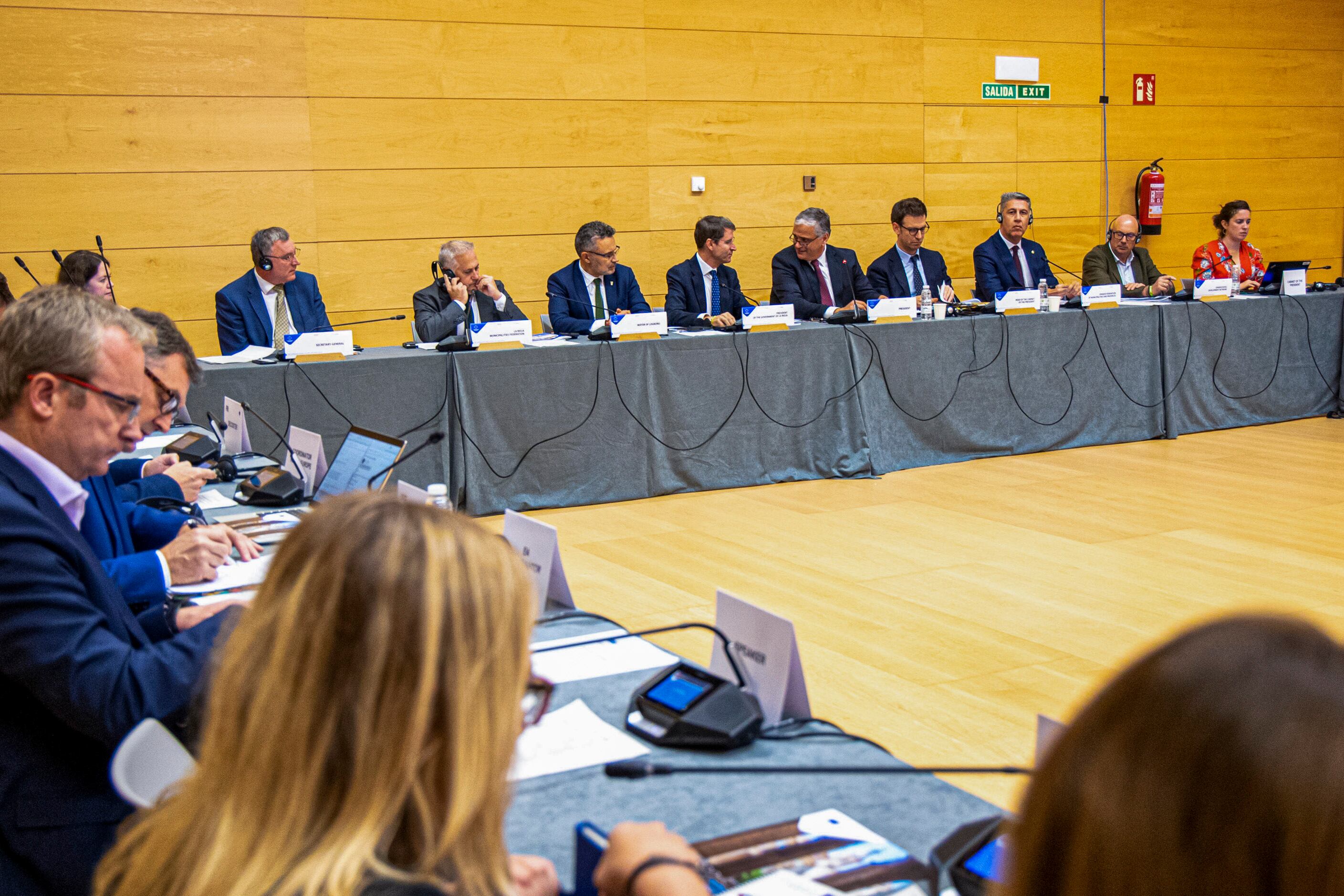 LOGROÑO, 30/10/2023.- El presidente del Comité Europeo de las Regiones, Vasco Alves (c); el presidente del Gobierno de La Rioja, Gonzalo Capellán (c-d); y el alcalde de Logroño, Conrado Escobar, entre otros, asisten este lunes, a la Conferencia de Presidentes del Comité de las Regiones, en el Palacio de Congreso Riojaforum de Logroño. EFE/ Raquel Manzanares