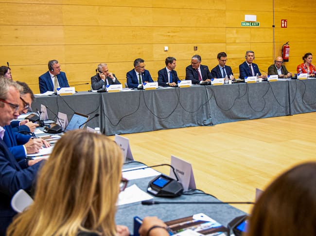 LOGROÑO, 30/10/2023.- El presidente del Comité Europeo de las Regiones, Vasco Alves (c); el presidente del Gobierno de La Rioja, Gonzalo Capellán (c-d); y el alcalde de Logroño, Conrado Escobar, entre otros, asisten este lunes, a la Conferencia de Presidentes del Comité de las Regiones, en el Palacio de Congreso Riojaforum de Logroño. EFE/ Raquel Manzanares