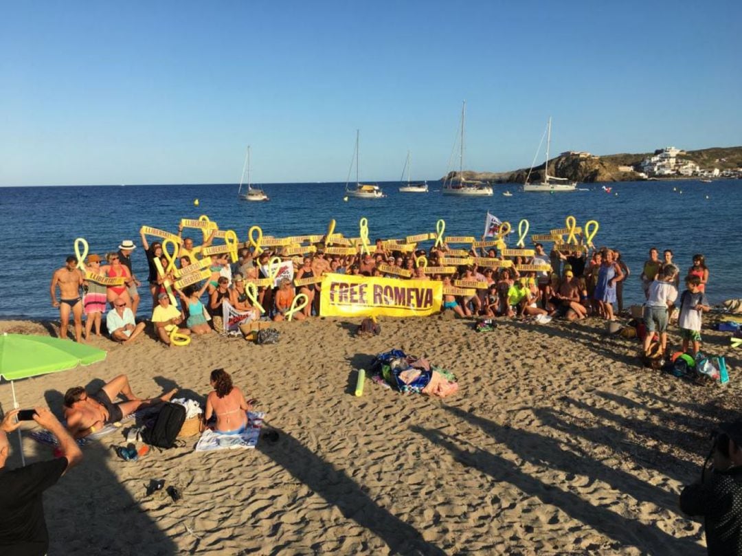 Un centenar de persones es van trobar a Sa Mesquida per demanar l'alliberament d'en Raül Romeva, un estiuejant assidu de l'Illa.