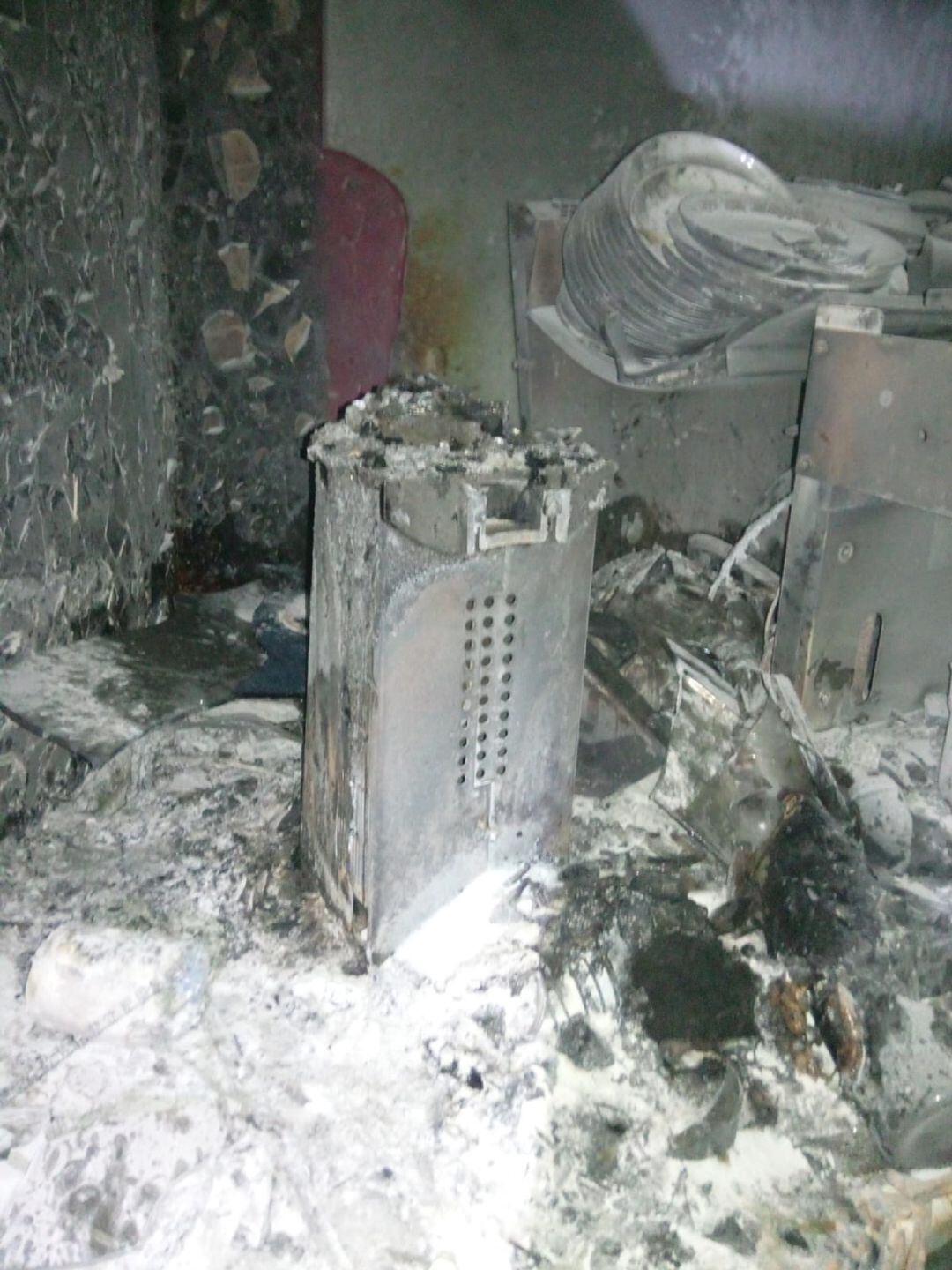 Objetos calcinados en el restaurante.