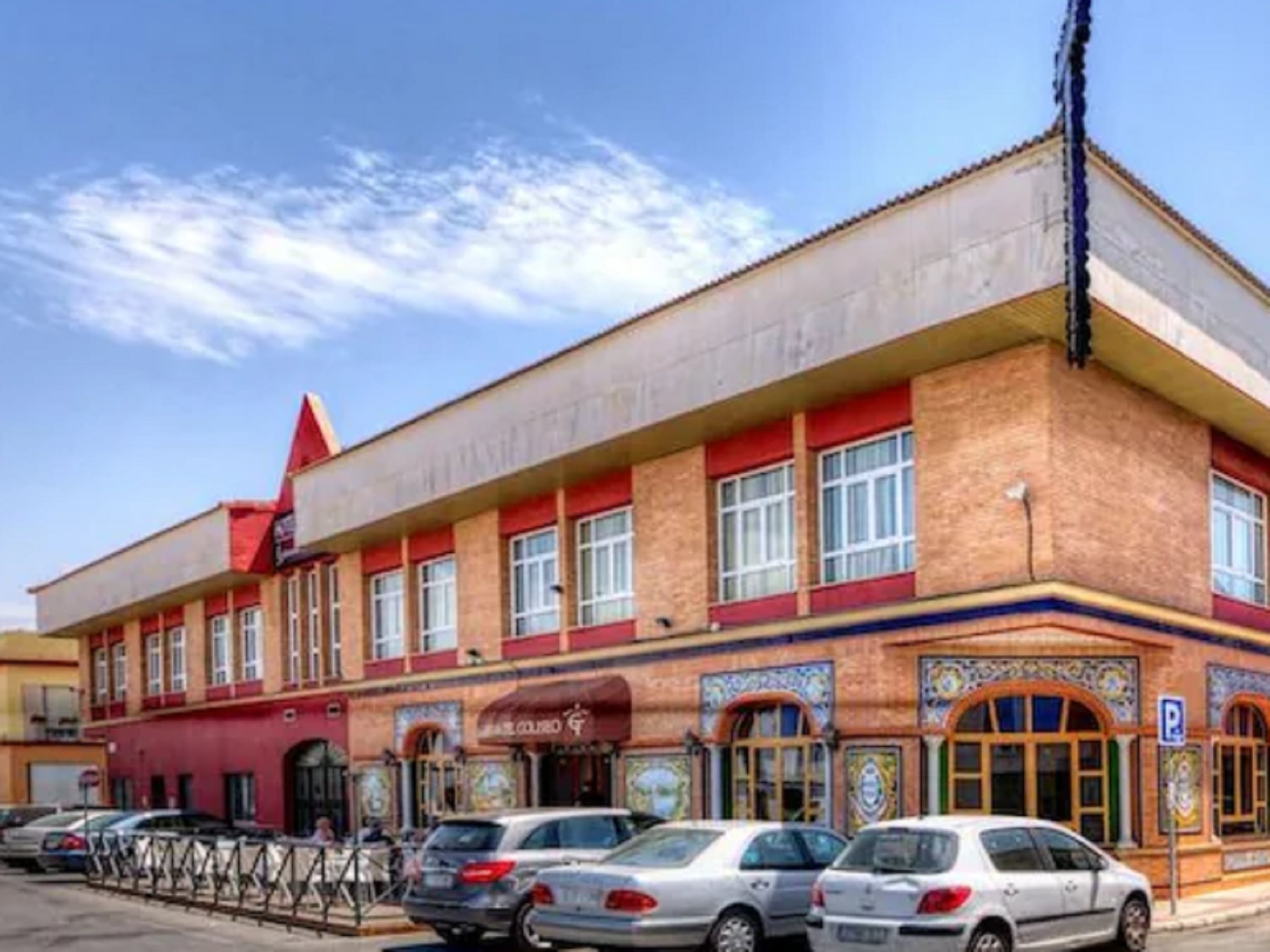 Imagen de la fachada del hotel Sandra de Alcalá de Guadaíra.