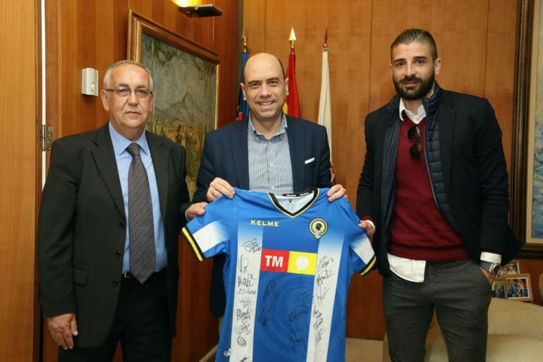 Quique Hernádez junto a Gabriel Echávarri y Javier Portillo