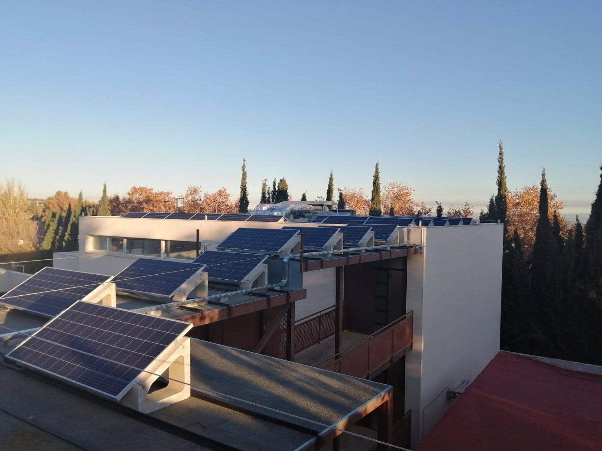 Placas solares que se están instalando en diversos centros educativos de la provincia de Jaén