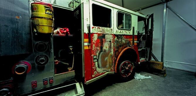 Camión de bomberos que sufrió daños tras la caída de las Torres Gemelas el 11S