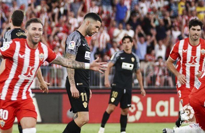 Embarba celebra el segundo gol del Almería ante un Tete Morente abatido