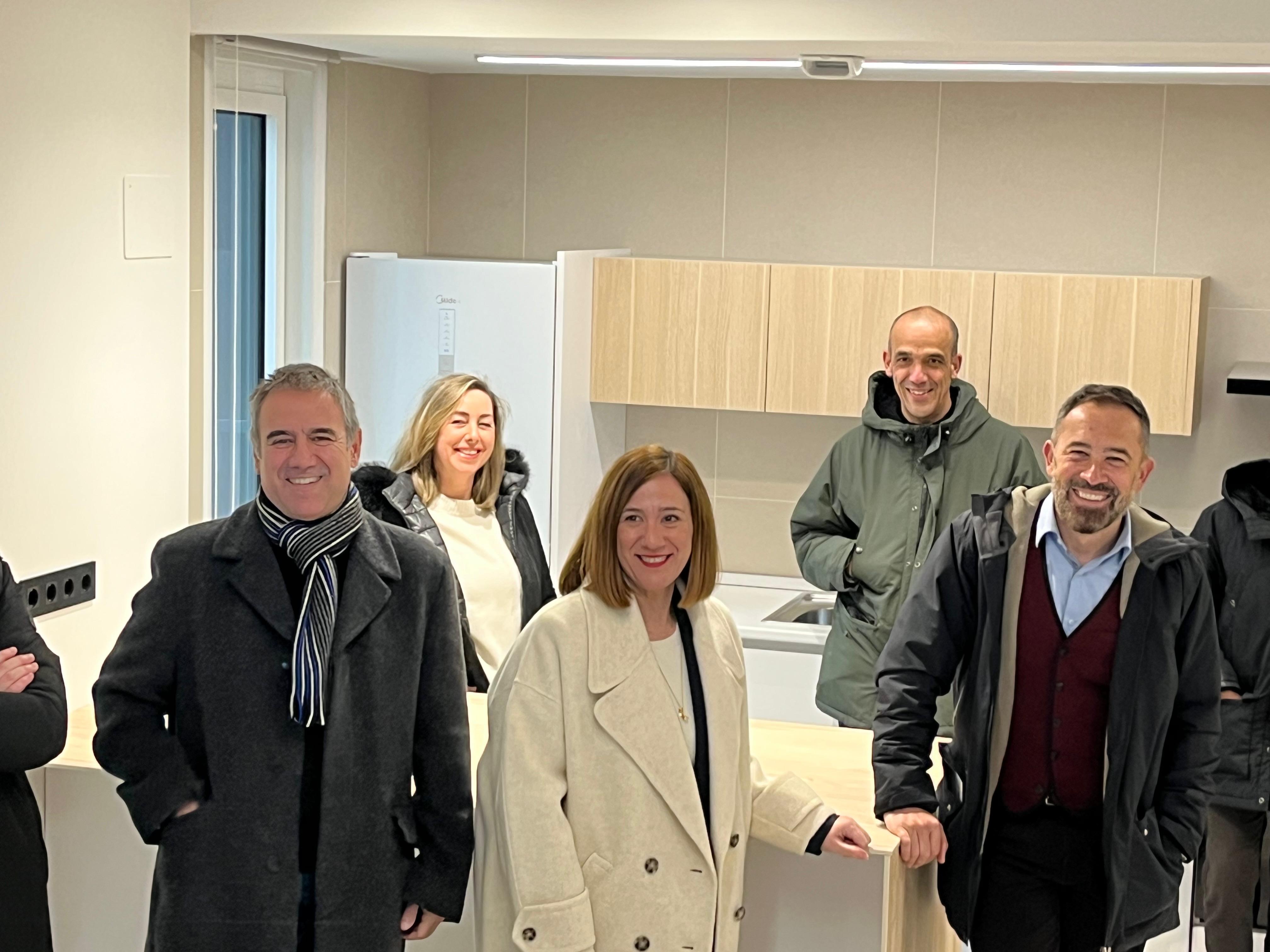 Cristina Laborda y Denis Itxaso, junto con otros representantes de la Consejería de Vivienda.