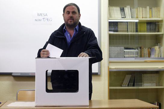 El líder de Esquerra Republicana de Catalunya, Oriol Junqueras, voluntario en las urnas