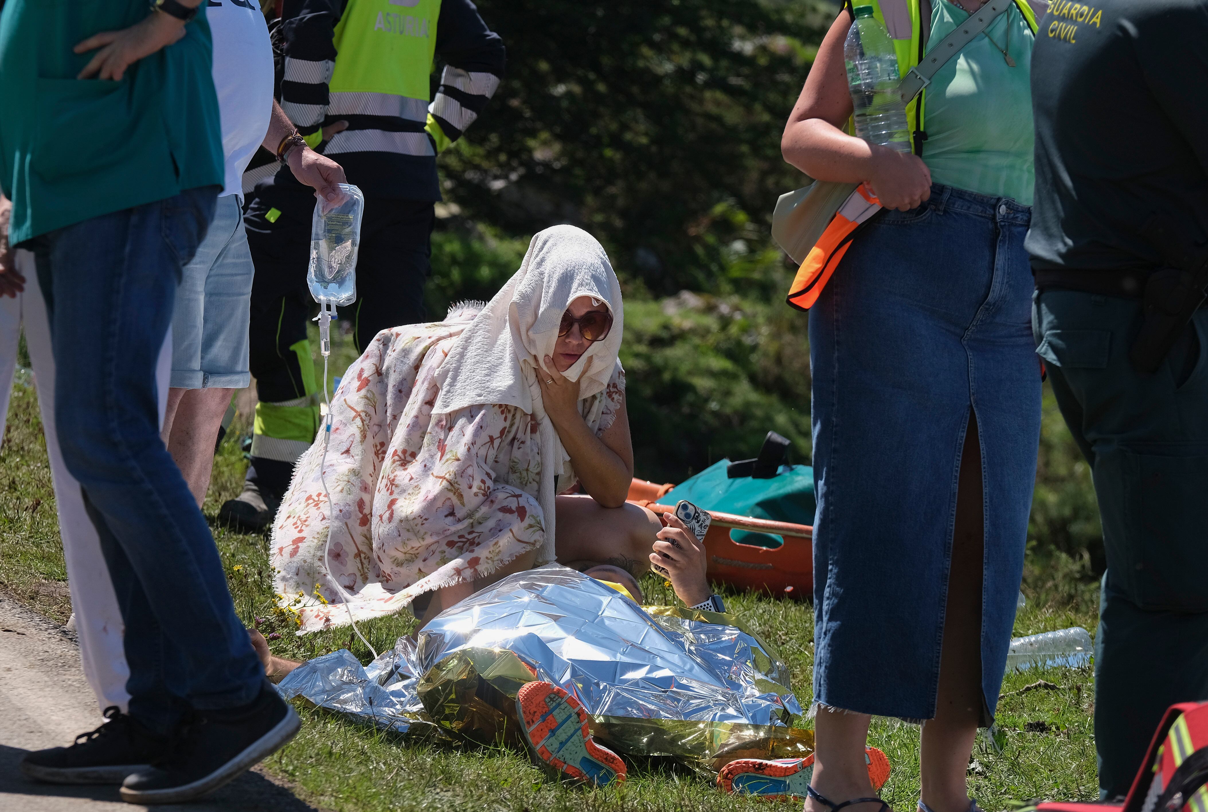 LAGOS DE COVADONGA (ASTURIAS), 31/07/2023. - Accidentados son atendidos por los servicios sanitarios tras despeñarse un autobús con 48 pasajeros en la subida a los Lagos de Covadonga, este lunes. Siete personas han sido hospitalizadas por las contusiones y fracturas que han sufrido al despeñarse un autobús con 48 pasajeros, muchos de ellos niños, que hacía la ruta entre Covadonga y los Lagos, en el parque Nacional de los Picos de Europa, según fuentes de la compañía Alsa, Guardia Civil y 112 Asturias. EFE/Paco Paredes
Jacobo Cosmen,Presidente de Alsa en el lugar de los hechos
