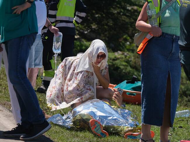 LAGOS DE COVADONGA (ASTURIAS), 31/07/2023. - Accidentados son atendidos por los servicios sanitarios tras despeñarse un autobús con 48 pasajeros en la subida a los Lagos de Covadonga, este lunes. Siete personas han sido hospitalizadas por las contusiones y fracturas que han sufrido al despeñarse un autobús con 48 pasajeros, muchos de ellos niños, que hacía la ruta entre Covadonga y los Lagos, en el parque Nacional de los Picos de Europa, según fuentes de la compañía Alsa, Guardia Civil y 112 Asturias. EFE/Paco Paredes
Jacobo Cosmen,Presidente de Alsa en el lugar de los hechos