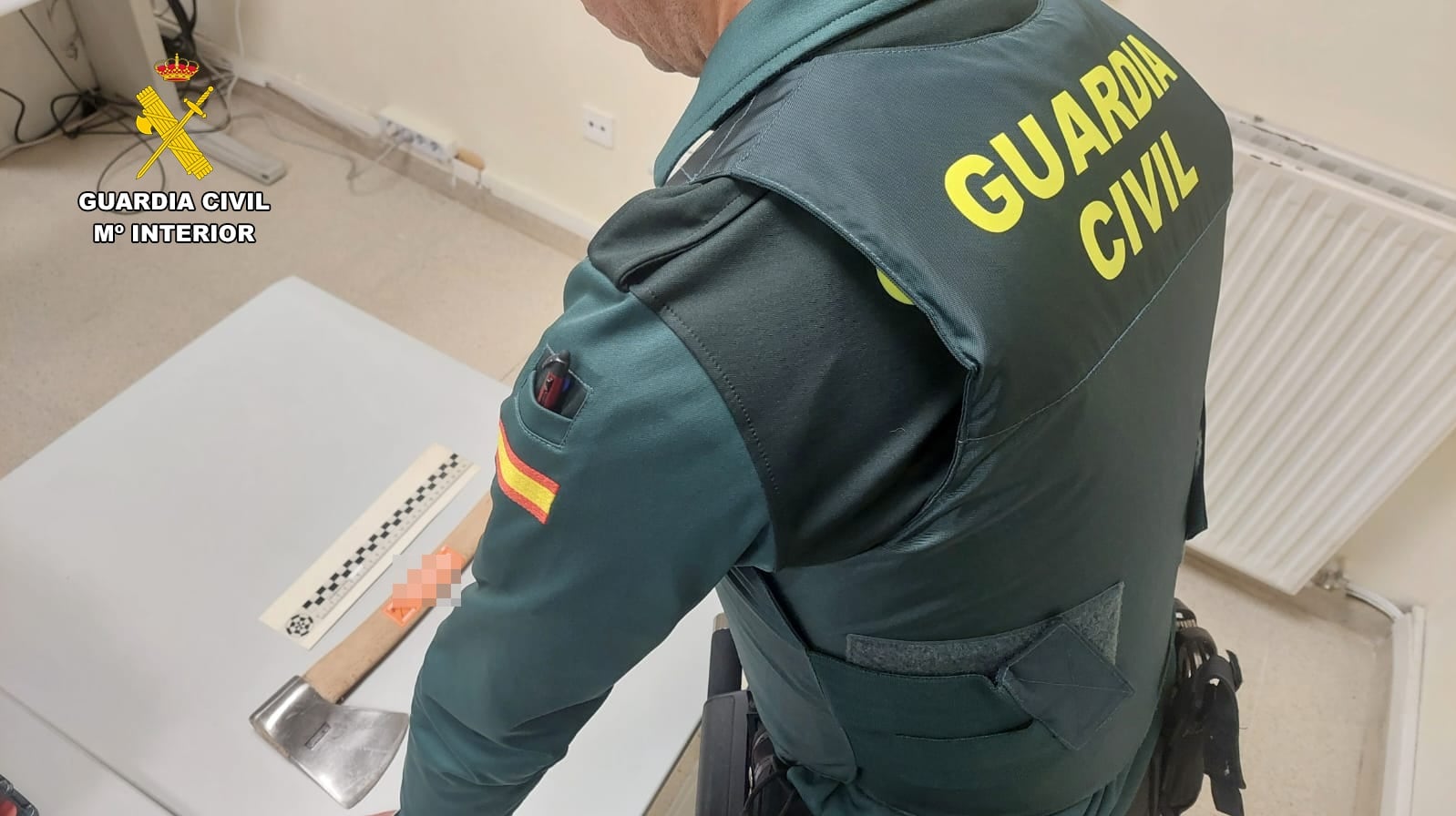 Hacha incautada al detenido por la Guardia Civil