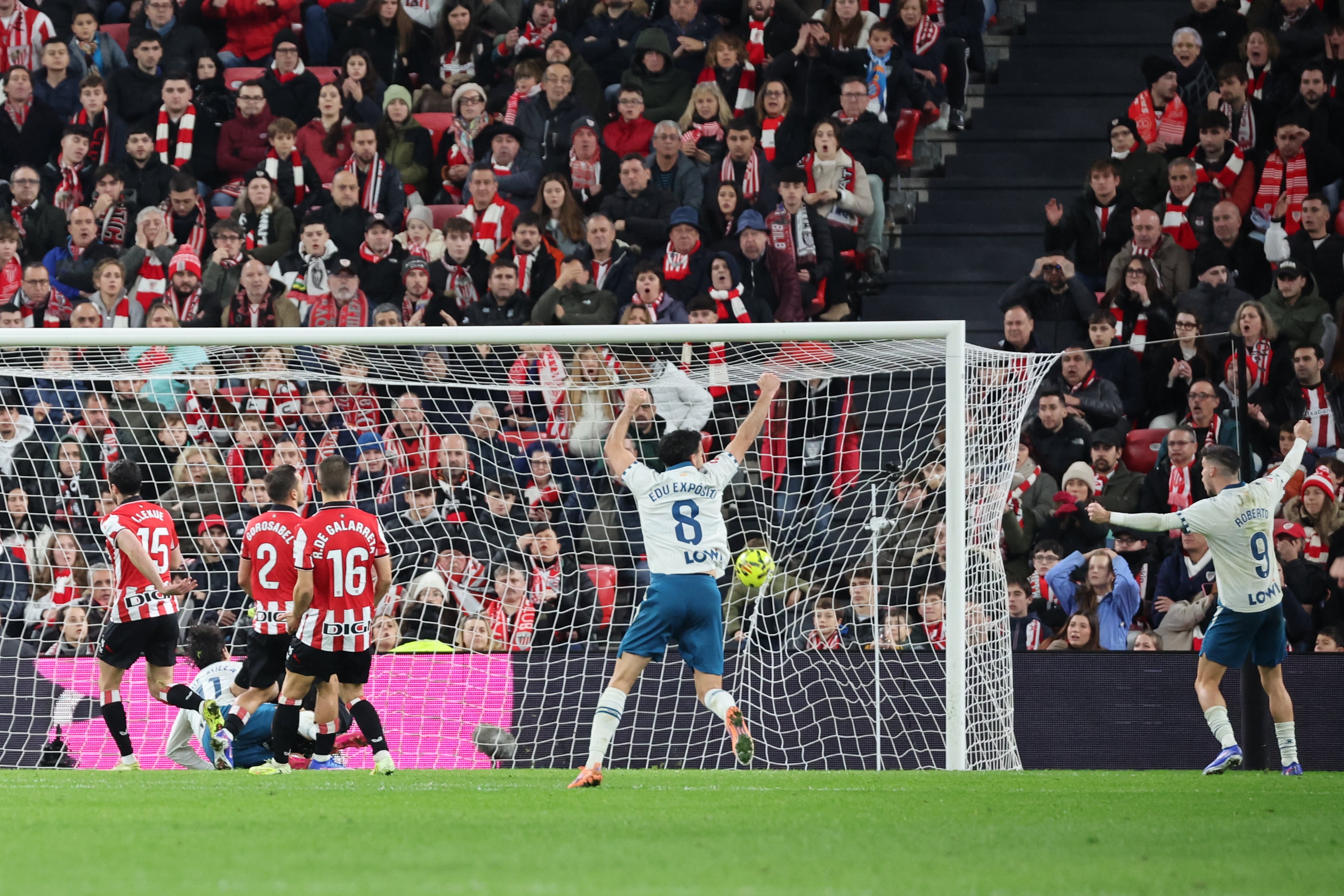 Los jugadores del Espanyol celebran el segundo gol del equipo durante el partido de la jornada 17 de LaLiga entre Athletic Club de Bilbao y RCD Espanyol