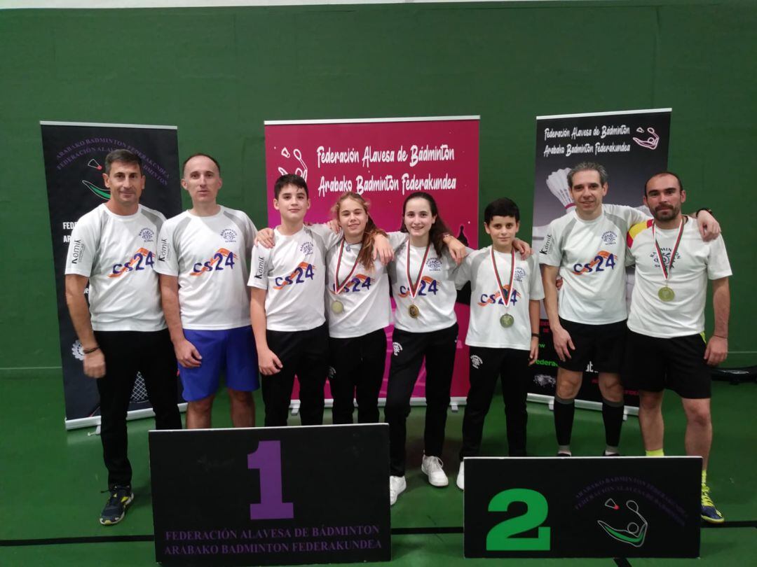 Los volantistas sorianos con las medallas conseguidas en Vitoria.