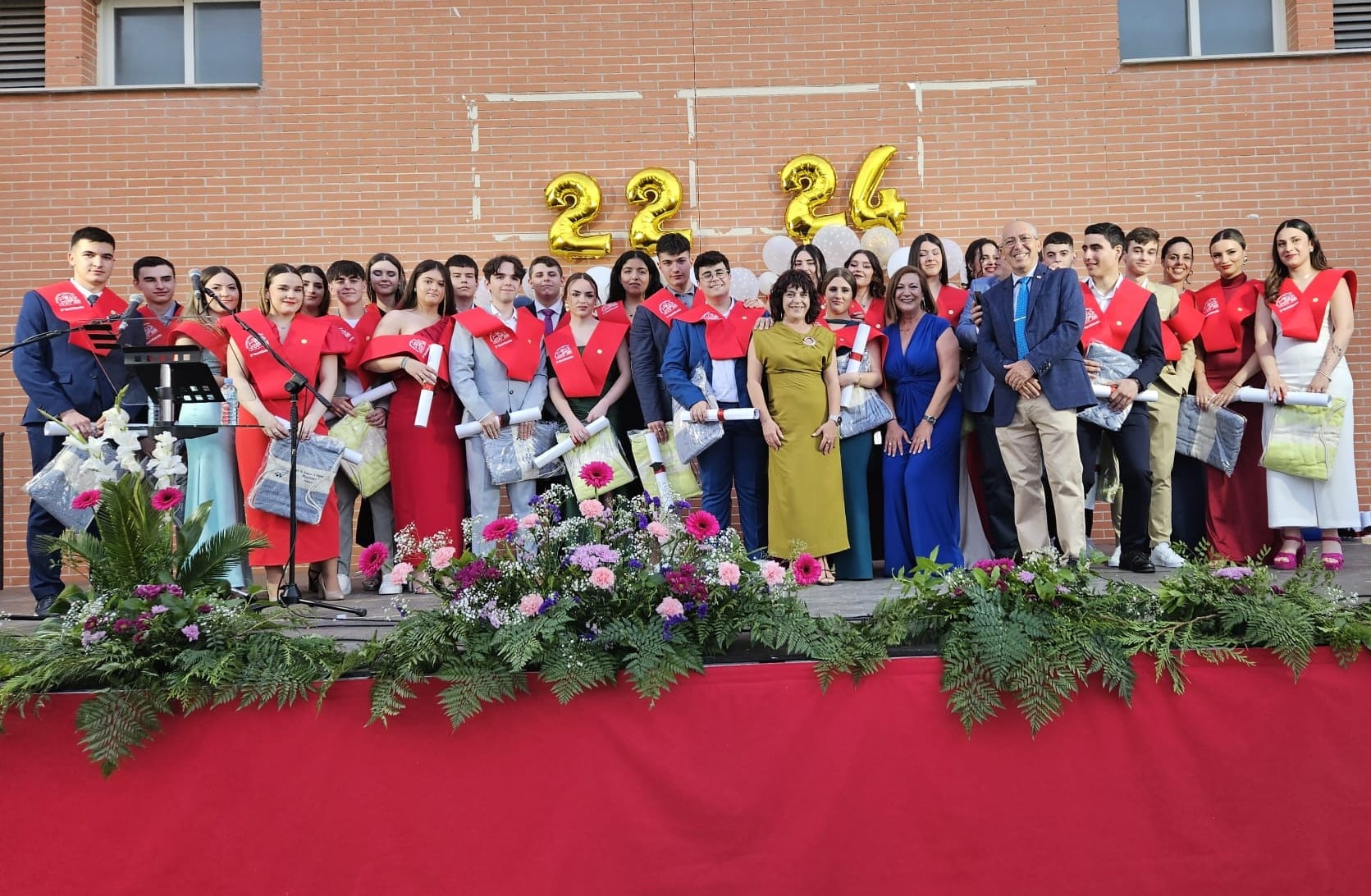 Foto de familia con alumnas/os y profesores/as de 1 º Bachillerato A