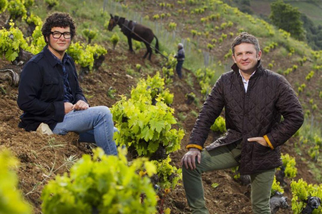 Álvaro Palacios ( a la izquierda) junto a su sobrino Ricardo en la parcela de Corullón