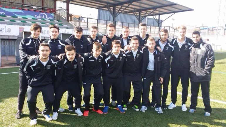 Julián Bernal "Juli" (segundo a la dercha), con sus compañeros del equipo juvenil de la UDC San Lorenzo