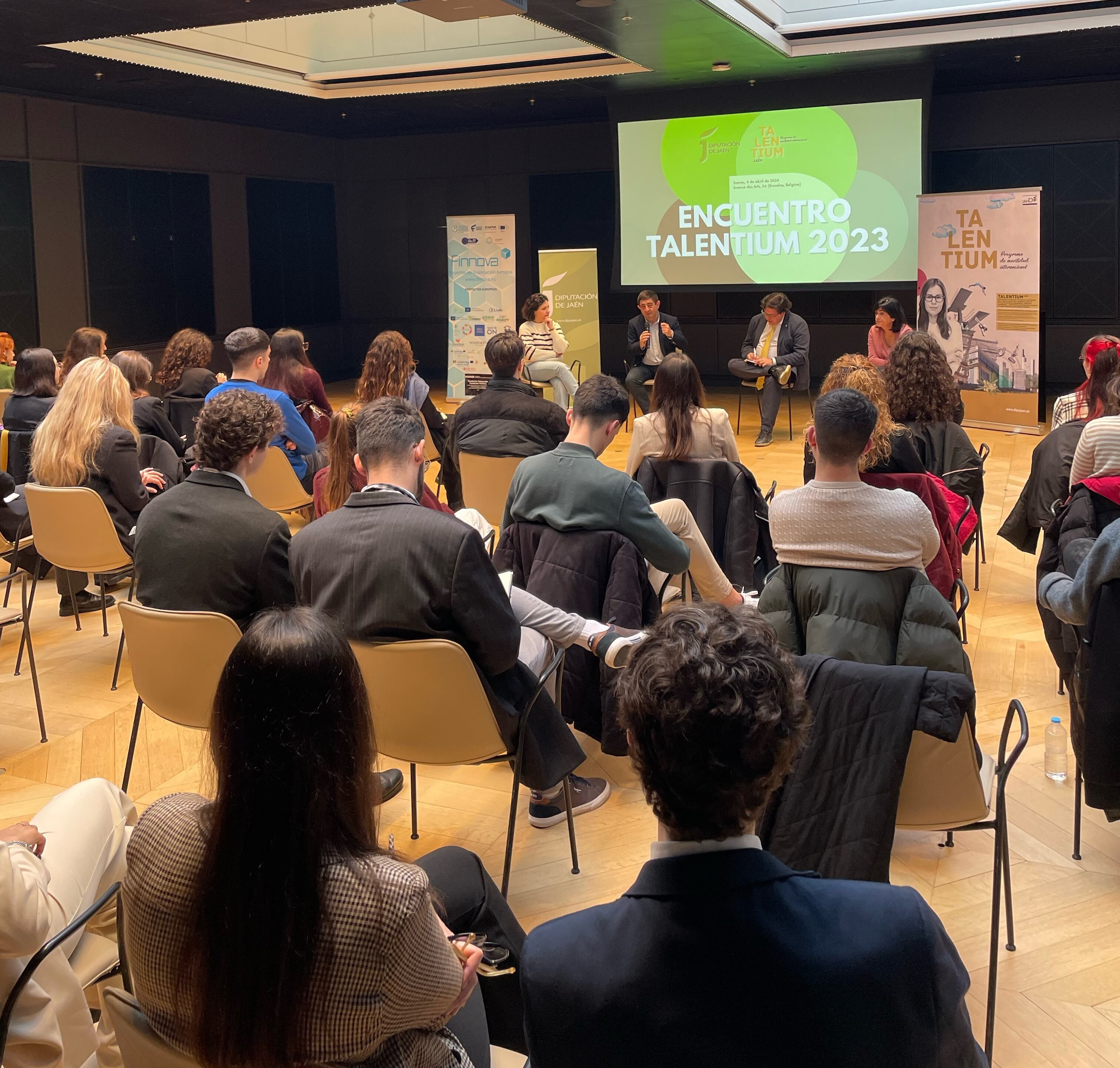 Encuentro con beneficiarios del programa Talentium en Jaén.