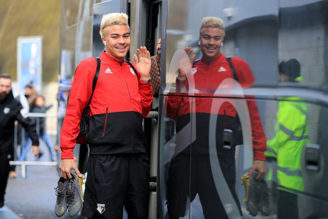 Peñaranda saluda antes de subir al bus del Watford.