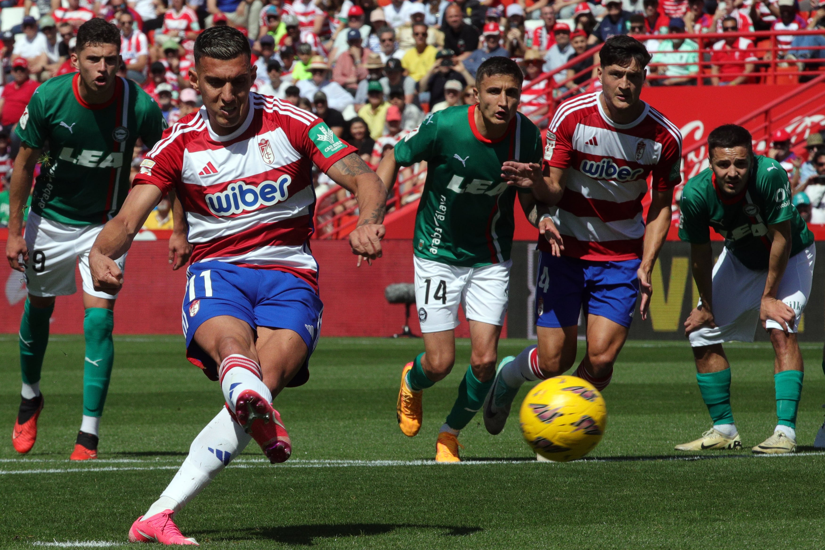 GRANADA, 14/04/2024.-El delantero albanés del Granada Myrto Uzuni, marca gol de penalti contra el Alavés, durante el partido de la jornada 31 de LaLiga EA Sports que enfrenta al Granada Club de Fútbol con el Deportivo Alavés en el nuevo estadio de los Cármenes en Granada este domingo.-EFE/Pepe Torres.
