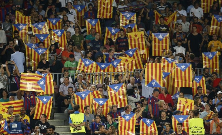 Aficionados del Barça mostrando las estelades que las entidades independentistas repartieron antes del partido frente al Celtic de Glasgow