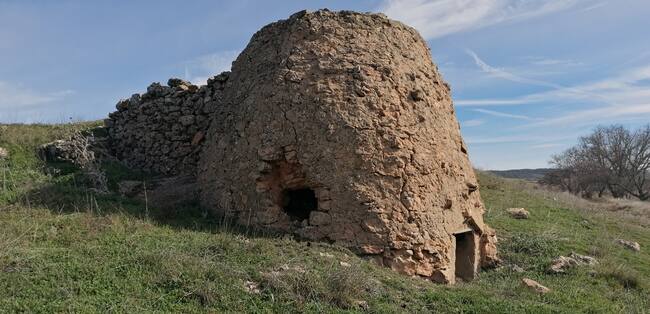 La ruta pasa por varios hornos de miera.