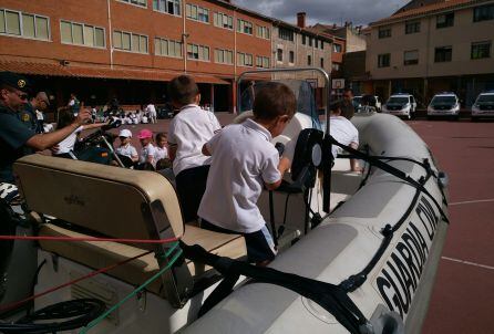 Los niños también pudieron subir a la zodiac del SEPRONA