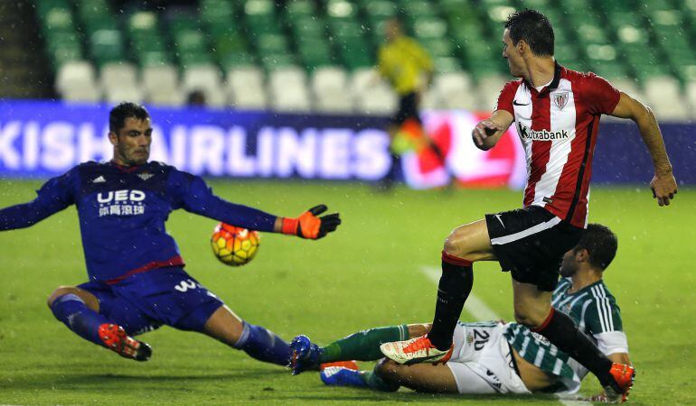GRA240. SEVILLA, 01/11/2015.- El delantero del Athletic de Bilbao Aritz Aduriz (d) lanza ante el portero del Betis, Antonio Adán, durante el partido de la décima jornada de la Liga en Primera División que se juega hoy en el estadio Benito Villamarín, en Sevilla. EFE/José Manuel Vidal