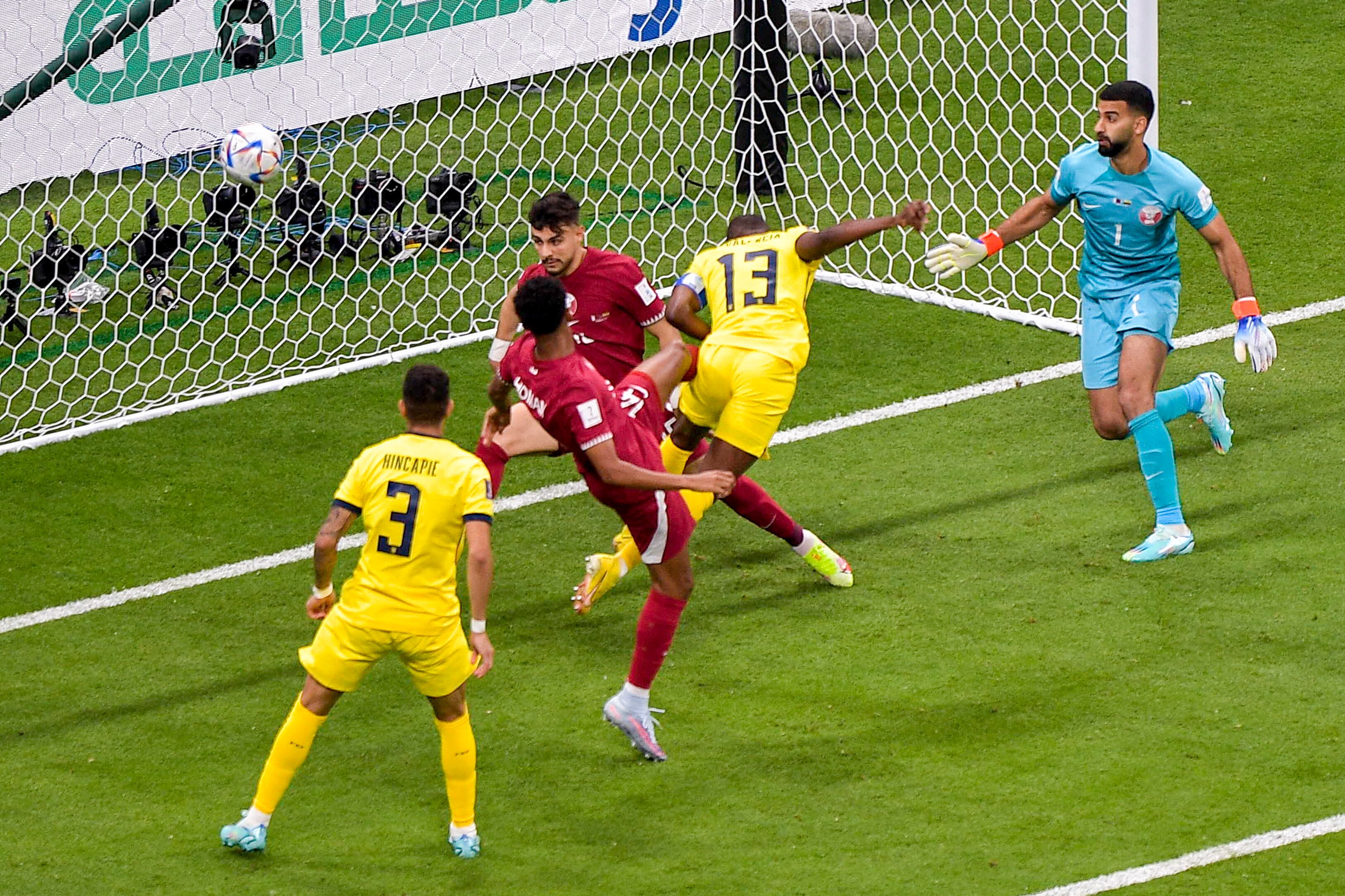 Enner Valencia anota el gol, a la postre anulado, que abrió el partido.