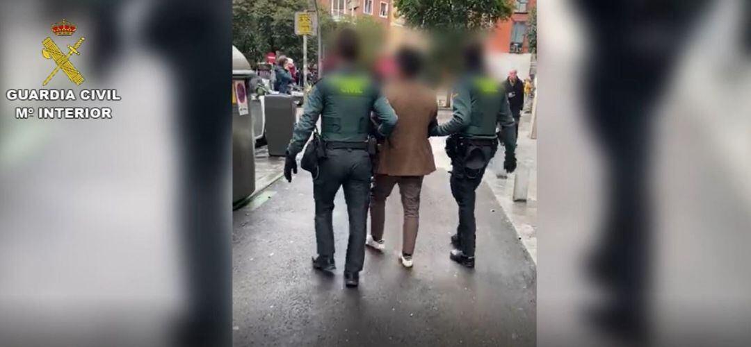 Momento de la detención del presunto agresor sexual en Valdemoro.