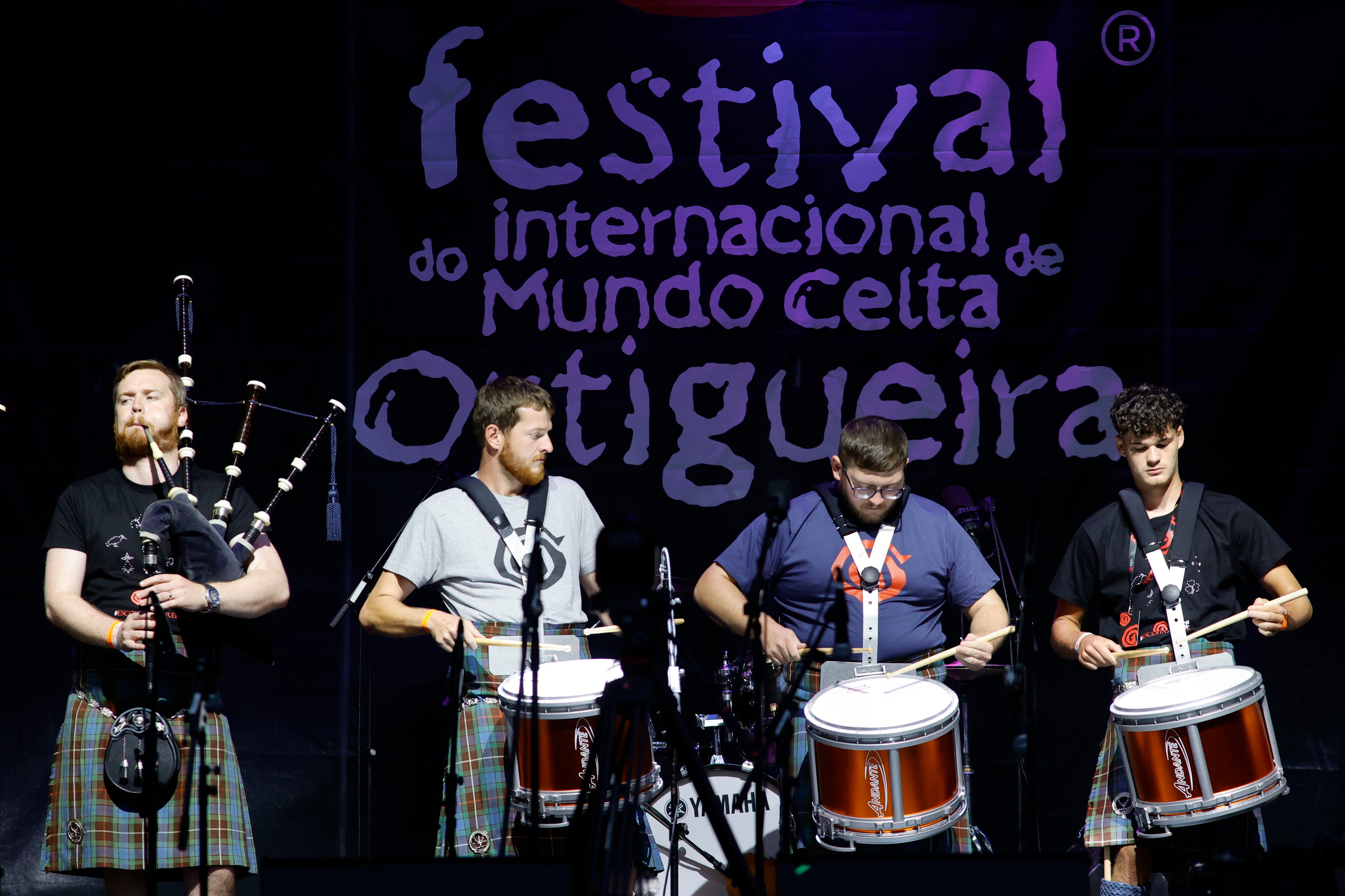 ORTIGUEIRA, 14/07/2023.- La banda Peoples Ford Boghall & Bathgate Caledonia Pipe Band actúa durante el Festival Internacional do Mundo Celta de Ortigueira este viernes. EFE/ Kiko Delgado.