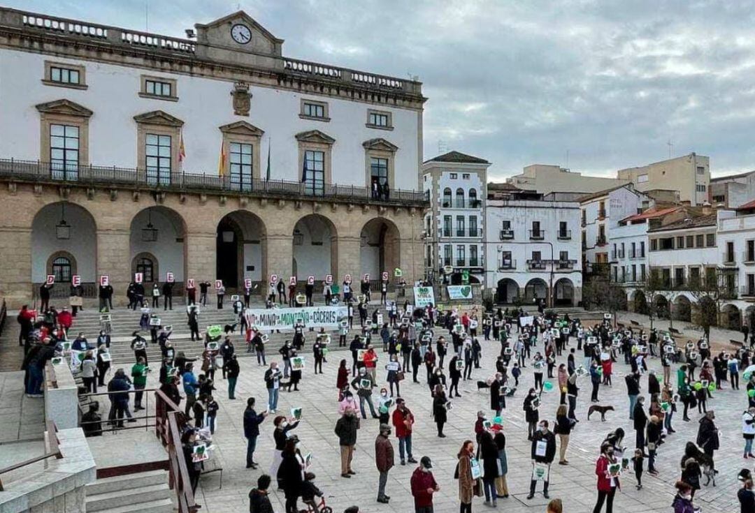 Concentración promovida en Cáceres por la plataforma Salvemos la Montaña.