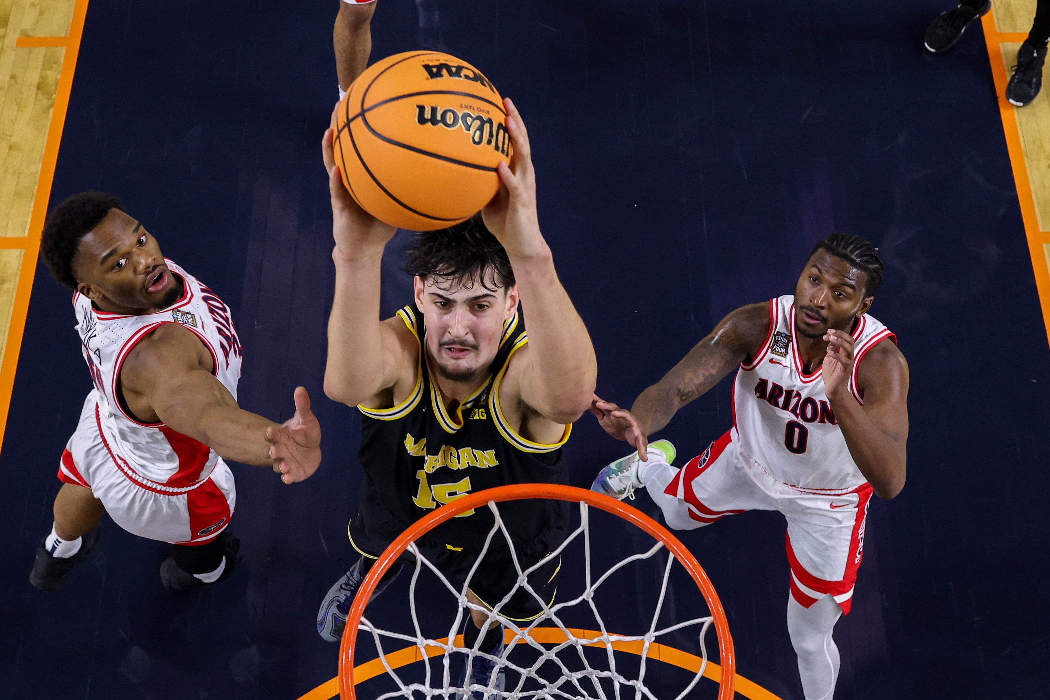 Aday Mara hace un mate con los Michigan Wolverines durante la Final Four de la NCAA