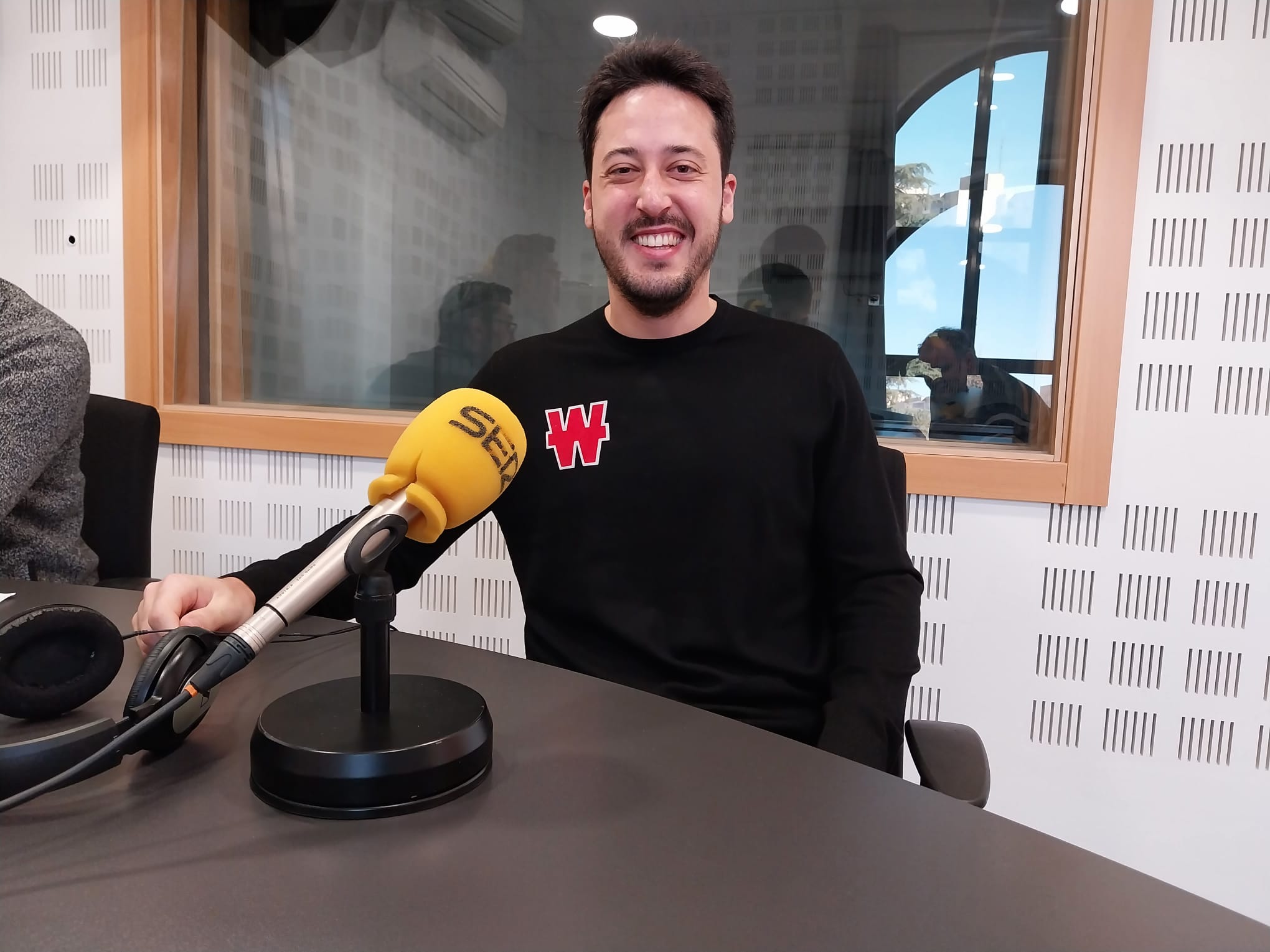 Adrián Mateos en los estudios de SER Madrid Sur