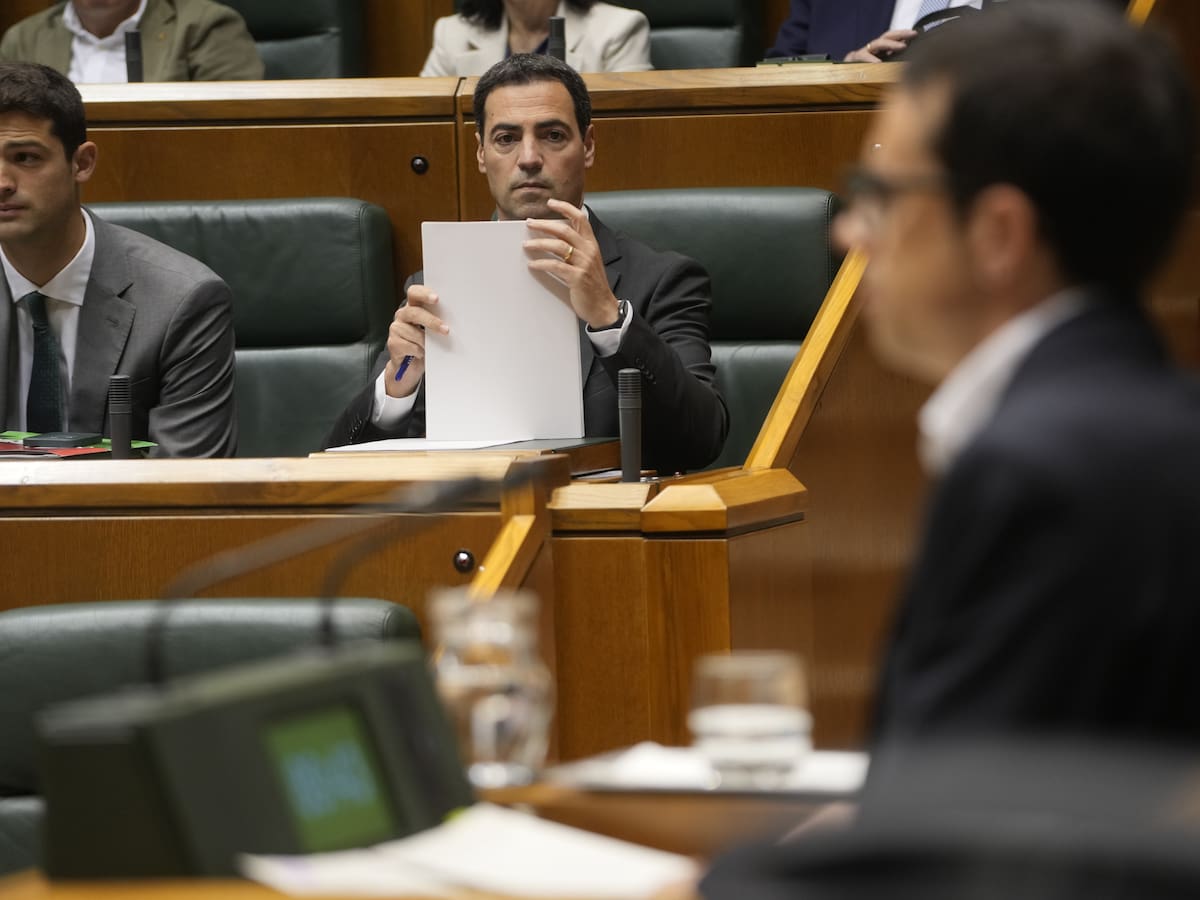 Pradales y Otxandiano chocan en el Parlamento Vasco por el debate sobre migración y seguridad