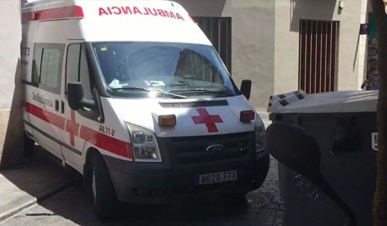 Ambulancia intentando realizar el giro a la calle Na Jornada obstaculizada por unos contenedores de basura