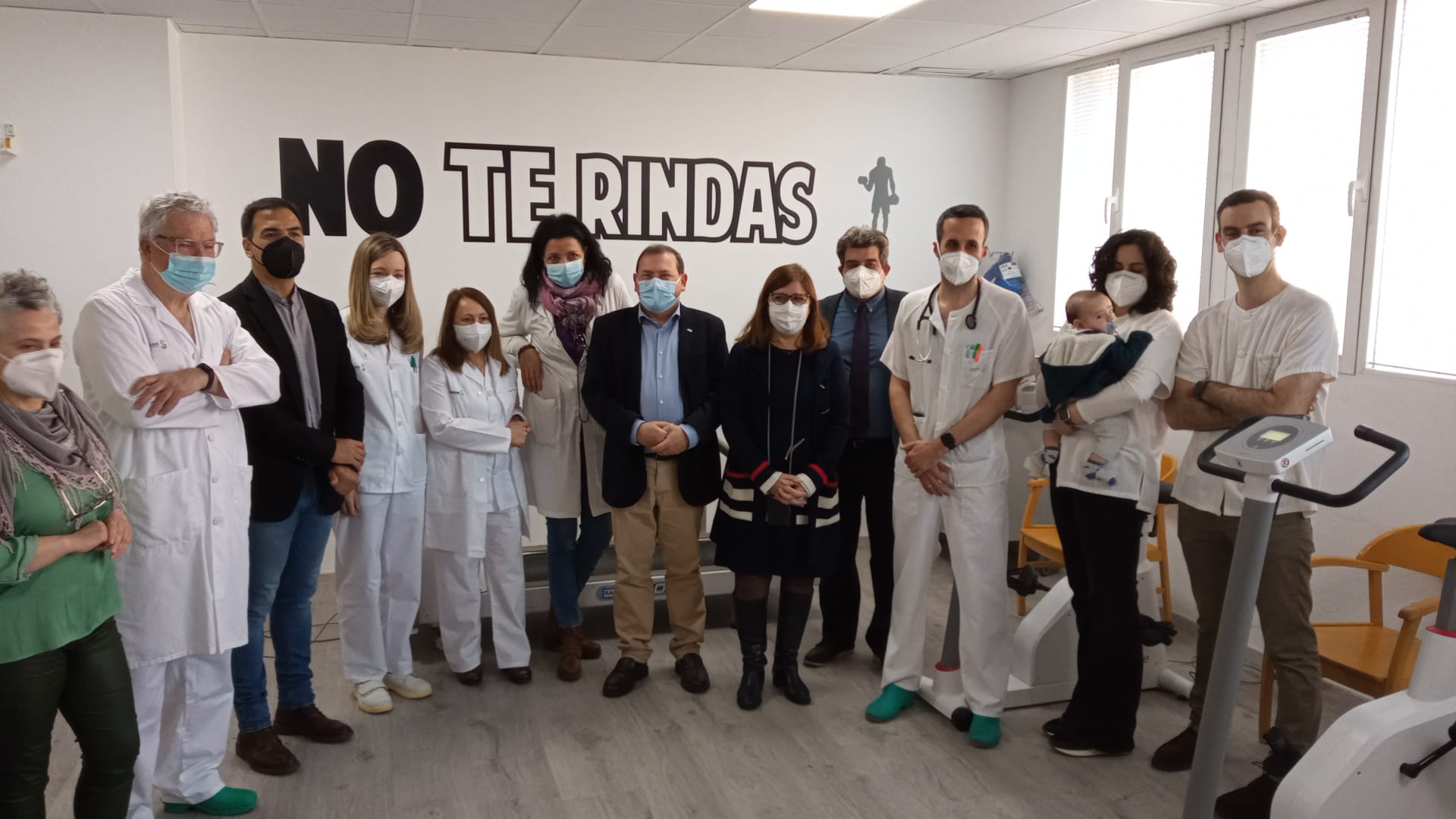 Autoridades posan en la nueva unidad de rehabilitación cardíaca del hospital de Puertollano