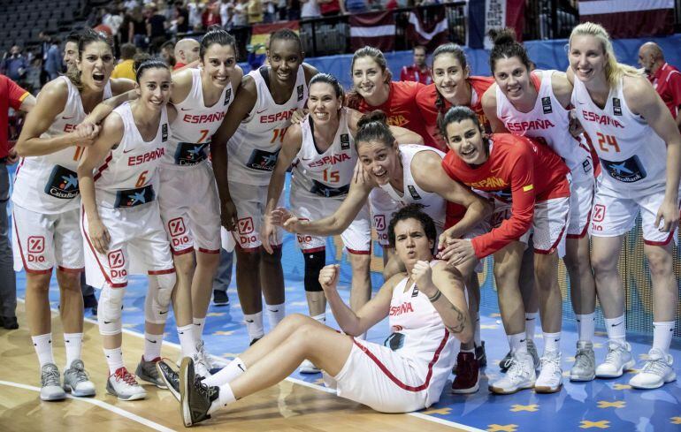 Las jugadoras de la selección española celebran su victoria en cuartos de final del Eurobasket.