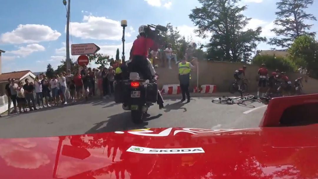 Momento en que el Team INEOS sufre una caída grupal en la octava etapa